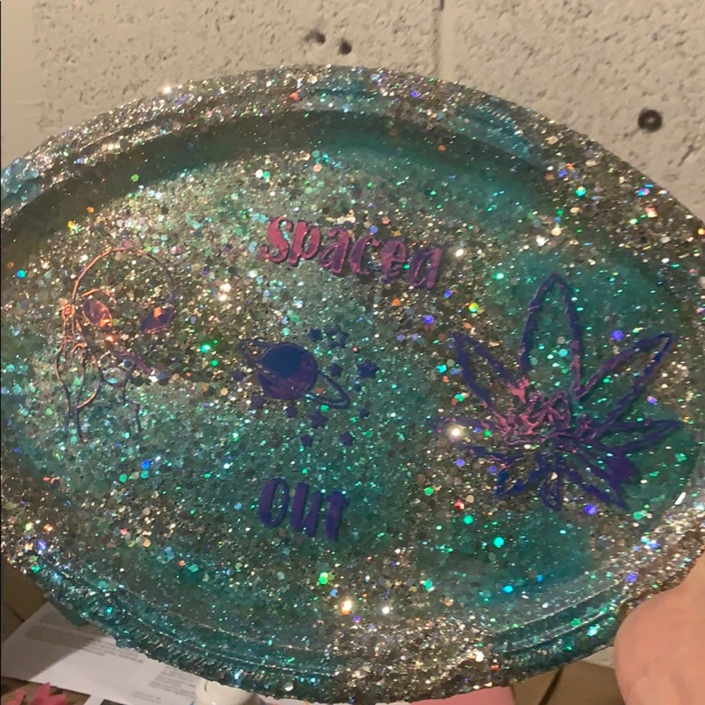 Spaced out rolling tray